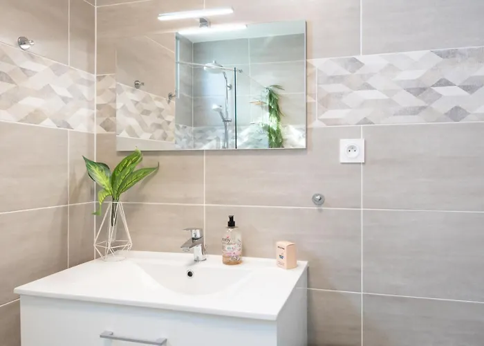 Апартаменти A3 - 2 Bdr Sea View 10 Min - Parking, Pool & Terrace Антіб